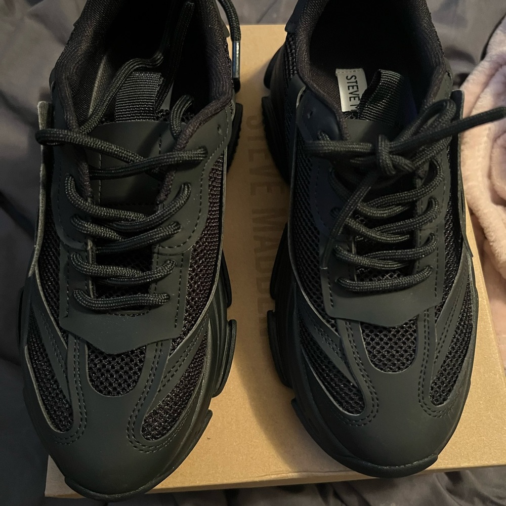 Women Steve madden sneaker size 8